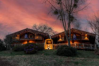 Deux chalets illuminés dans la nuit