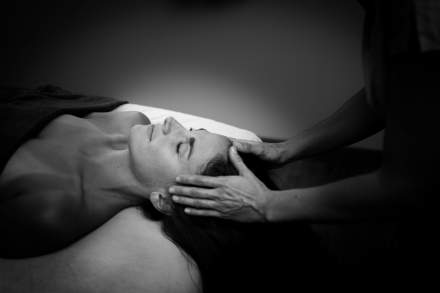 Une femme détendue pendant une séance de massage.
