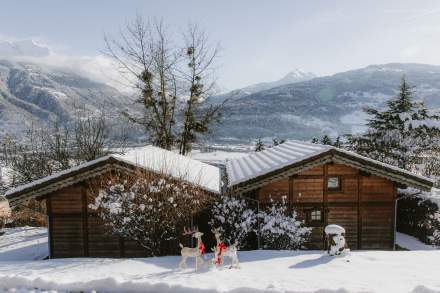 deux chalets enneigés vue Montagne