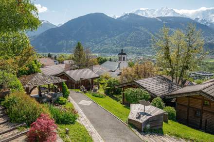 Plusieurs chalets au pied de la montagne enneigée