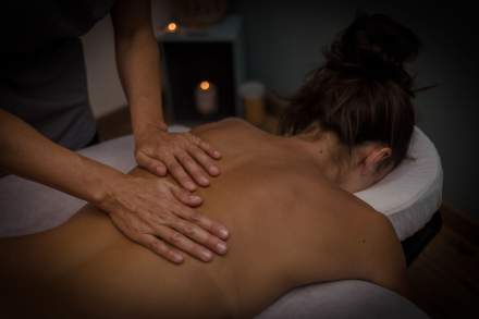 Une femme détendue pendant une séance de massage.