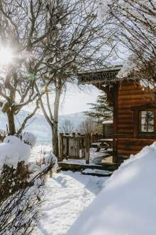 chalet grenier sous la neige