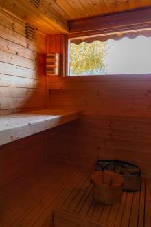 Sauna en bois chaleureux à l'intérieur d'un chalet de montagne