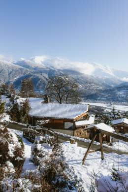 Vue hameau chalets face au Mont-Blanc