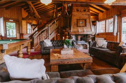 salon chalet mont-blanc, billard, cheminée