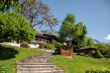 Verdure environnante et chalet dans le fond