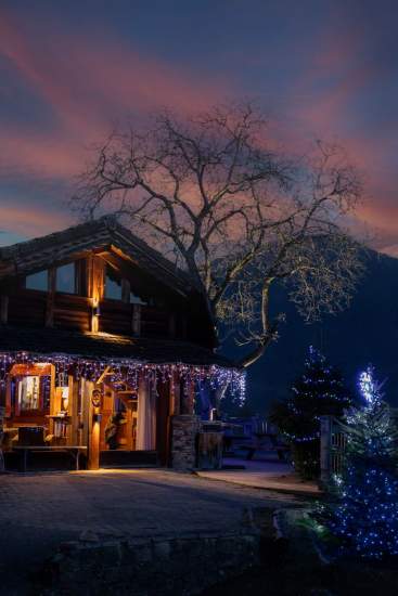 Chalet illuminé dans la nuit